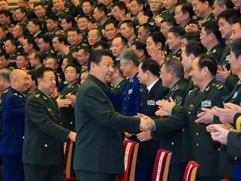 Ông Tập Cận Bình và tướng Phạm Trường Long tham gia một hội nghị quân sự. Ảnh: THX.