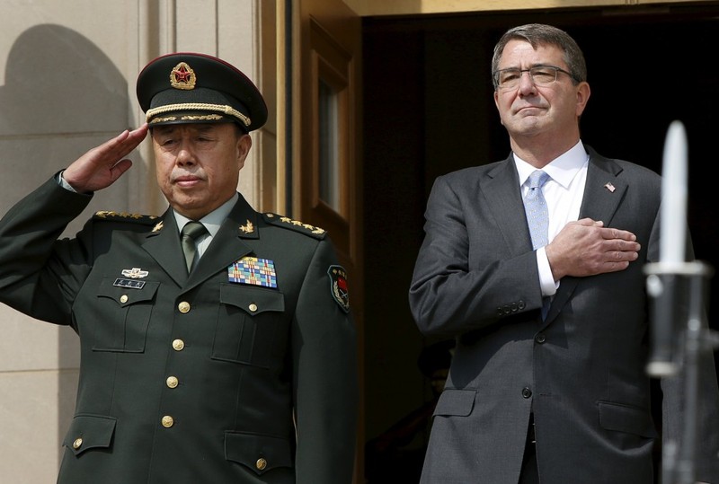 Ông Carter (phải) và tướng Phạm Trường Long tại Lầu Năm góc tháng 6/2015. Ảnh: Reuters.