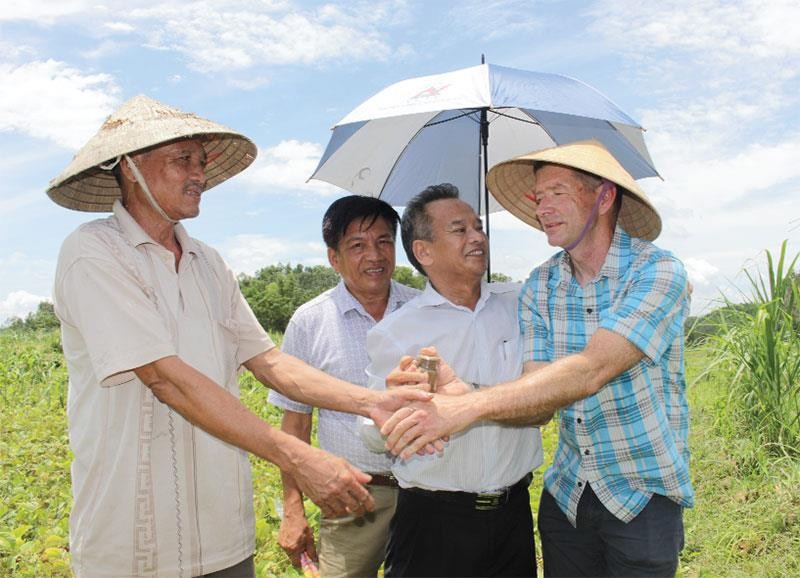 Ông Thomas nhận lọ đất đặc biệt từ ông Nguyễn Văn Thu (ngoài cùng bên trái) và ông Bùi Bác Văn.
