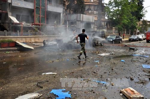 Hiện trường một vụ tấn công bằng rocket nhằm vào khu dân cư ở Aleppo làm 11 người thiệt mạng, 37 người bị thương ngày 3/5. Ảnh: EPA/TTXVN