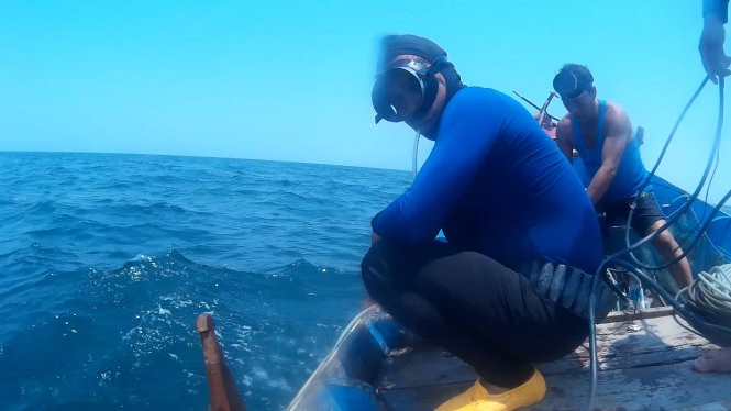 Để làm rõ tin đồn "cá chết xếp lớp" dưới đáy biển Nhân Trạch, Quảng Bình, phóng viên Tuổi Trẻ đã nhờ các thợ lặn mang máy quay ghi lại hình ảnh ở đáy biển khu vực này - Ảnh: Quốc Nam