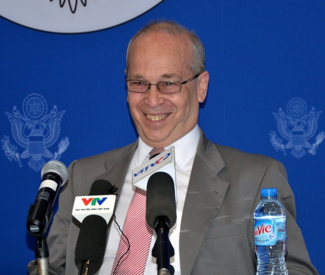 Trợ lý ngoại trưởng Mỹ Daniel Russel tại cuộc họp báo ở Hà Nội ngày 10-5 - Ảnh: Quỳnh Trung
