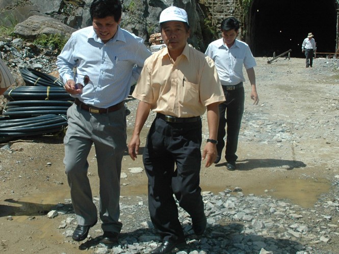 Ông Quý (giữa) kiểm tra công trình thủy điện Thượng Kon Tum ẢNH: VĂN PHƯƠNG