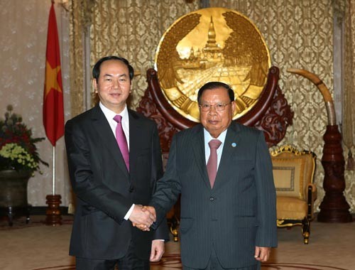 Tổng Bí thư, Chủ tịch nước Lào Bounnhang Vorachith tiếp đón Chủ tịch nước Trần Đại Quang Ảnh: TTXVN