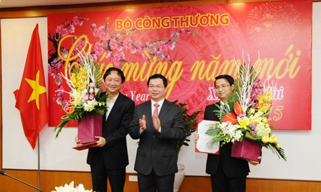 Trao quyết định bổ nhiệm ông Trịnh Xuân Thanh (ngoài cùng bên trái) làm Vụ trưởng, Ban đổi mới doanh nghiệp Bộ. Ảnh báo Công thương.