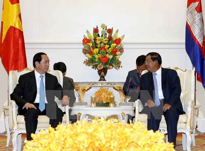Chủ tịch nước Trần Đại Quang gặp Thủ tướng Chính phủ Hoàng gia Campuchia Samdech Techo Hunsen. (Ảnh: Nhan Sáng/TTXVN)