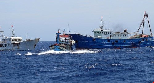 Tàu Trung Quốc đâm tàu cá Việt Nam trên biển đông. Ảnh VOV