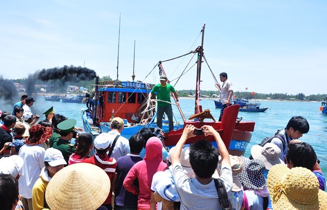 Một tàu cá của ngư dân Quảng Ngãi cập cảng Sa Kỳ trong tình trạng hỏng nặng vì bị tấn công ở Hoàng Sa. Ảnh: Minh Hoàng - Zing