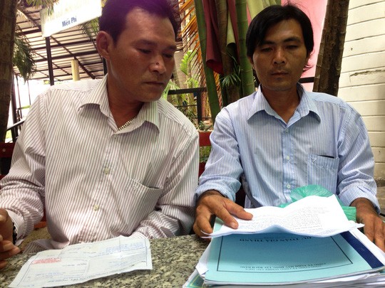 Hai ngư dân Nguyễn Anh Tuấn và Phạm Văn Cu bày tỏ bức xúc vì bị ngân hàng từ chối cho vay