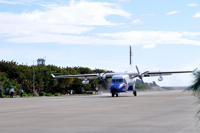 Máy bay CASA-212 số hiệu 8983 hạ cánh xuống sân bay Trường Sa, ngày 2.6.2016