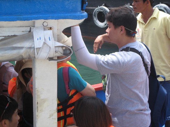 Một hướng dẫn viên “chui” người Trung Quốc đang hướng dẫn cho du khách tại TP Nha Trang