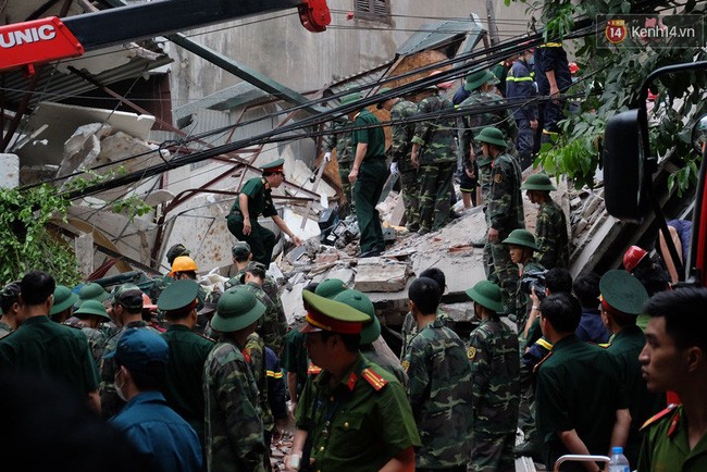 Lực lượng chức năng đang cứu hộ nạn nhân trong ngôi nhà 4 tầng tại 43 Cửa Bắc, Hà Nội