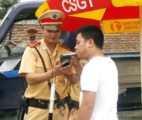 CSGT kiểm tra nồng độ cồn đối với người điều khiển phương tiện giao thông