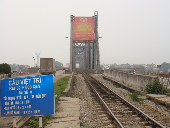Cầu Việt Trì không phục vụ được xe tải những vẫn phục vụ được đường sắt.