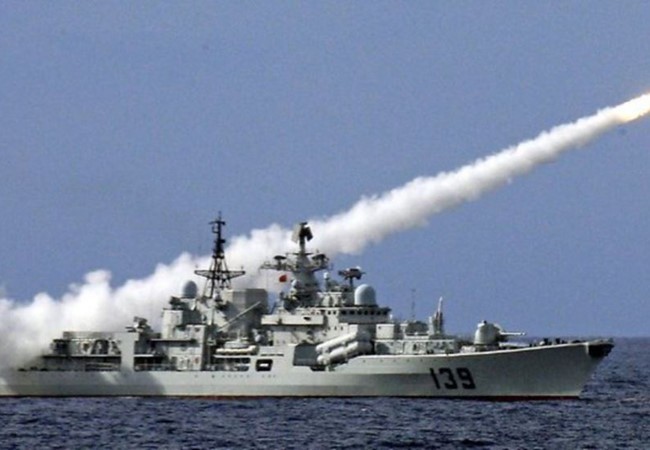 Khu trục hạm Hàng Châu của hải quân Trung Quốc phóng tên lửa trong một cuộc tập trận ở Biển Đông
