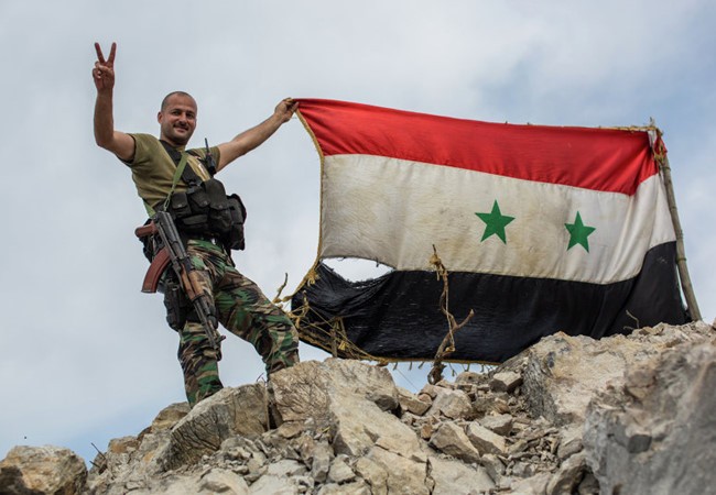 Binh sĩ Syria với lá cờ chiến thắng (ảnh minh họa)