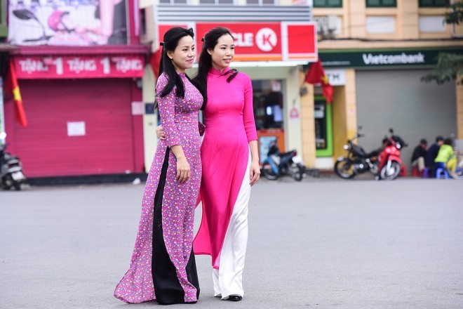 Nhiều cô gái trẻ xúng xinh áo dài đi chụp ảnh trong tiết trời mát mẻ của Tết Đinh Dậu 2017.