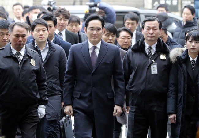 Ông Lee Jae-yong bị bắt giam vì tội hối lộ.