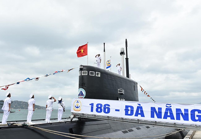 Sáng 28/2, hai tàu ngầm HQ 186 mang tên Đà Nẵng và HQ 187 mang tên Bà Rịa-Vũng Tàu đã chính thức thượng cờ (ảnh Quang Hiếu)