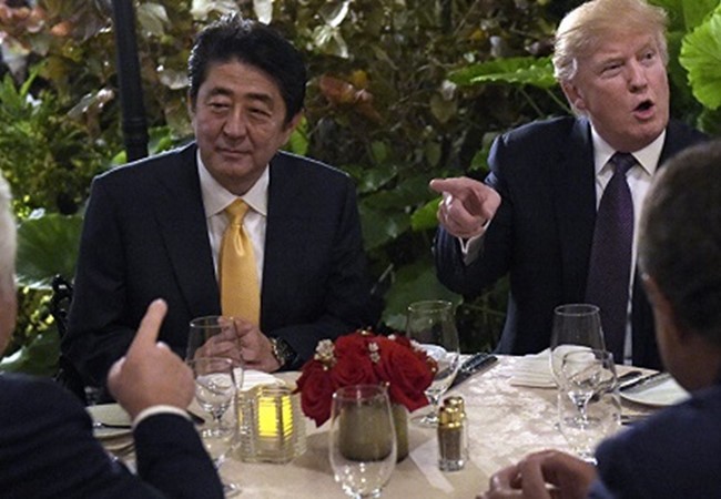 Tổng thống Mỹ Donald Trump (phải) và Thủ tướng Nhật Bản Shinzo Abe (trái) trong cuộc gặp ở khu nghỉ dưỡng Mar-a-Lago ngày 10/2. Ảnh: AP