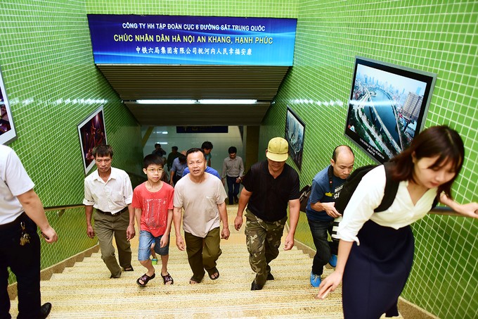 Từ 8h30, người dân Thủ đô đến nhà ga La Khê - Hà Đông khá đông để tham quan đoàn tàu trên cao đầu tiên ở Việt Nam. Ảnh: Vnexpress