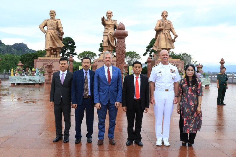 Đại sứ Mỹ tại Việt Nam Ted Osius và Tư lệnh Hạm đội Thái Bình Dương Scott Swift thăm khu di tích Bạch Đằng Giang. Ảnh Duy Thính