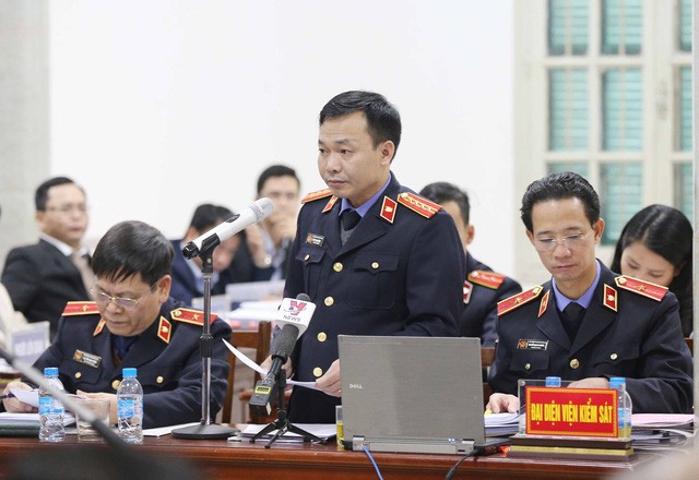Ông Đào Thịnh Cường, đại diện Viện kiểm sát nhân dân Thành phố Hà Nội đọc bản luận tội các bị cáo. Ảnh: TTXVN