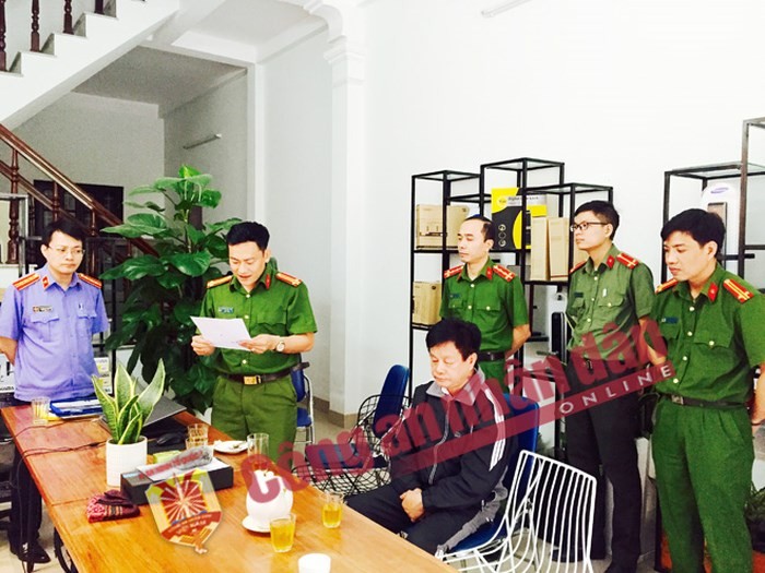 Cơ quan ANĐT Công an tỉnh Phú Thọ thực hiện lệnh khám xét trụ sở các Công ty mà Nguyễn Đình Chiến đang làm Chủ tịch HĐQT và Phó Giám đốc. (Ảnh: Báo CAND)