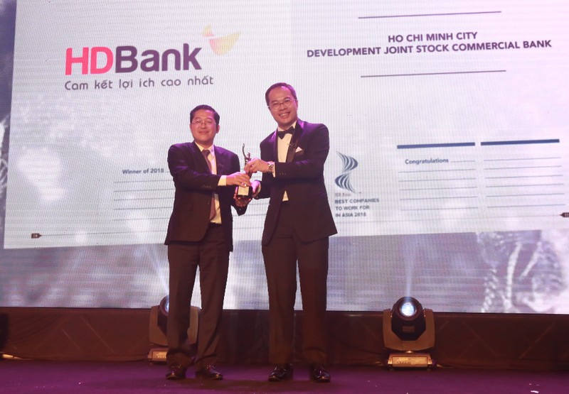 Ông Phạm Quốc Thanh – phó TGĐ HDBank (trái) đại diện lãnh đạo HDBank nhận giải thưởng ngân hàng có nơi làm việc tốt nhất Châu Á