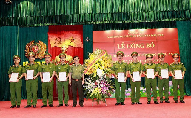 Trung tướng Trần Văn Vệ tạ Lễ công bố quyết định. Ảnh: BCA