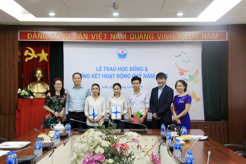Ông Nguyễn Đình Lâm – Chủ tịch HĐQT PVcomBank trao học bổng cho 25 tân sinh viên trên địa bàn TP. Hồ Chí Minh, Cần Thơ.