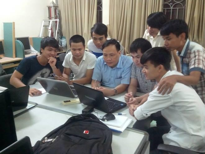 GS Nguyễn Đình Đức (áo xanh), người đứng đầu trong danh sách 5 nhà khoa học Việt Nam - Ảnh: Baotintuc.vn