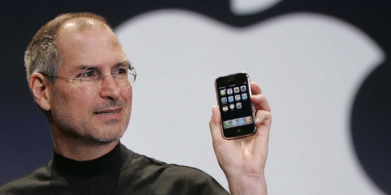 Steve Jobs và chiếc iPhone đầu tiên. Nguồn: Business Insider