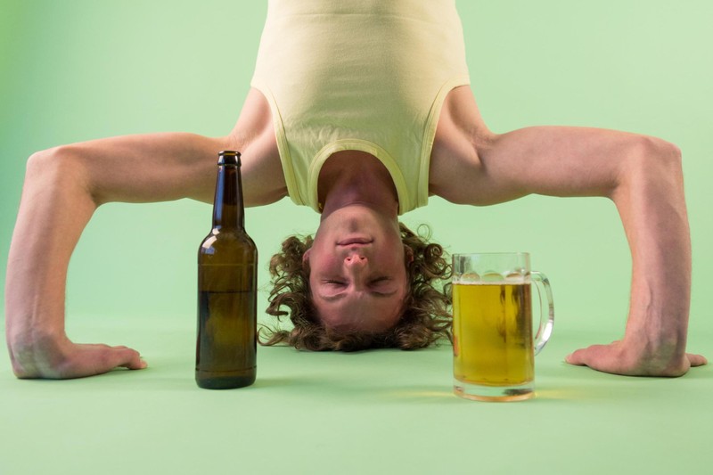 Học viên tại lớp Vinyasa Yoga cho biết bia bổ trợ rất tốt cho việc tập Yoga. Nguồn: Standard