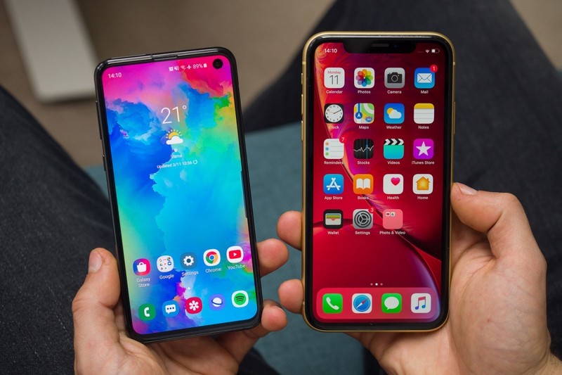 Samsung Galaxy S10e (trái) và iPhone XR (phải) (Ảnh: Phonearena)