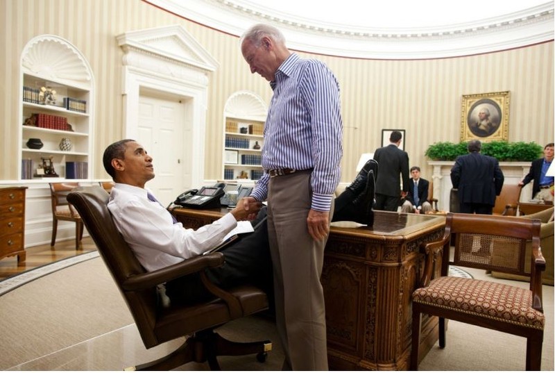 Tổng thống Barack Obama chào đón Phó Tổng thống Joe Biden tại Phòng Bầu dục năm 2011 (Ảnh: Washingtonpost)