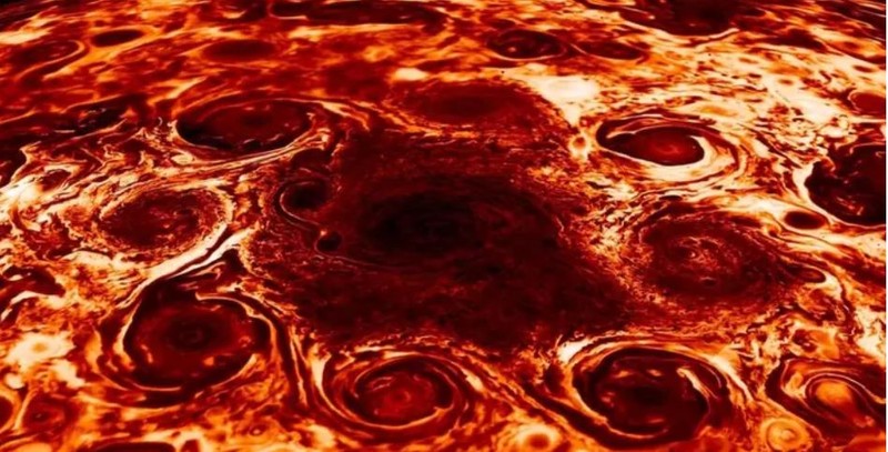 Những hình ảnh NASA ghi lại được từ cực Bắc của Sao Mộc. Hình ảnh này khiến nhiều người liên tưởng đến một chiếc pizza khổng lồ (Ảnh: Ladbible)