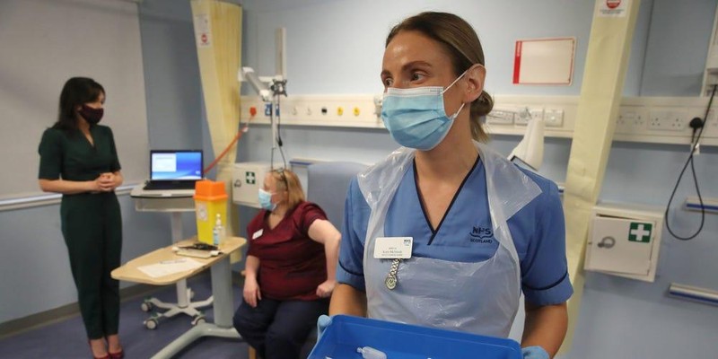 Một y tá chờ tiêm mũi đầu tiên trong số hai loại vắc xin Pfizer / BioNTech Covid-19 ở Edinburgh (Ảnh: Business Insider)