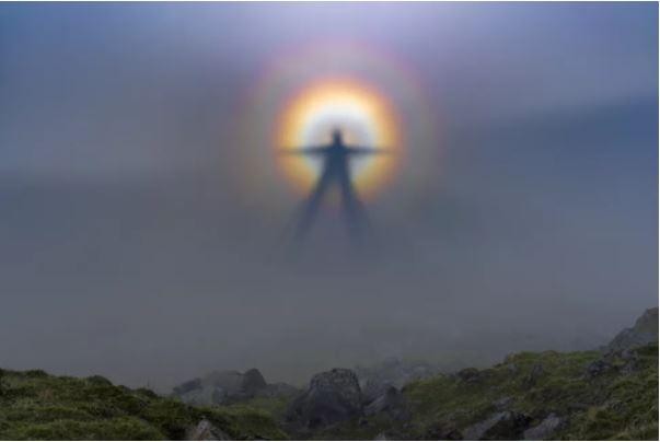 Một bức ảnh cho thấy 'bóng ma Brocken' - một ảo ảnh quang học xảy ra khi bóng của một người khổng lồ xuất hiện trên nền mây (Ảnh: Live Science)