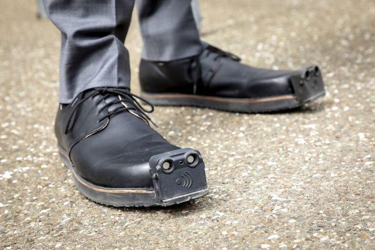Đôi giày tích hợp AI giúp người khiếm thị di chuyển dễ dàng hơn (Ảnh: OC)