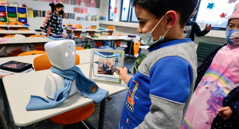 Robot độc đáo, có thể tự đi học thay học sinh (Ảnh: Reuters)