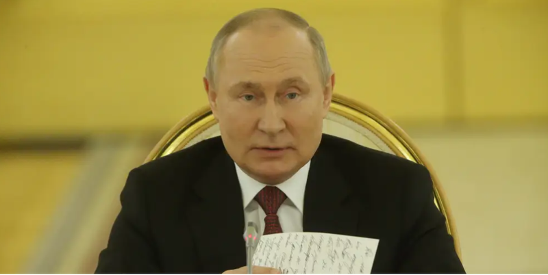 Tổng thống Putin ký đạo luật xóa bỏ giới hạn độ tuổi nhập ngũ (Ảnh: Business Insider)