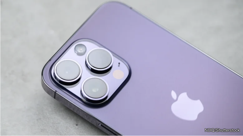 Nhấn vào logo quả táo để mở camera (Ảnh: Slash Gear) iPhone 1.png