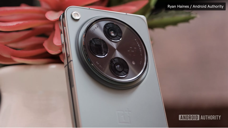 OnePlus Open có thực sự là chiếc điện thoại gập có cụm camera tốt nhất trên thị trường không? (Ảnh: Android Authority)