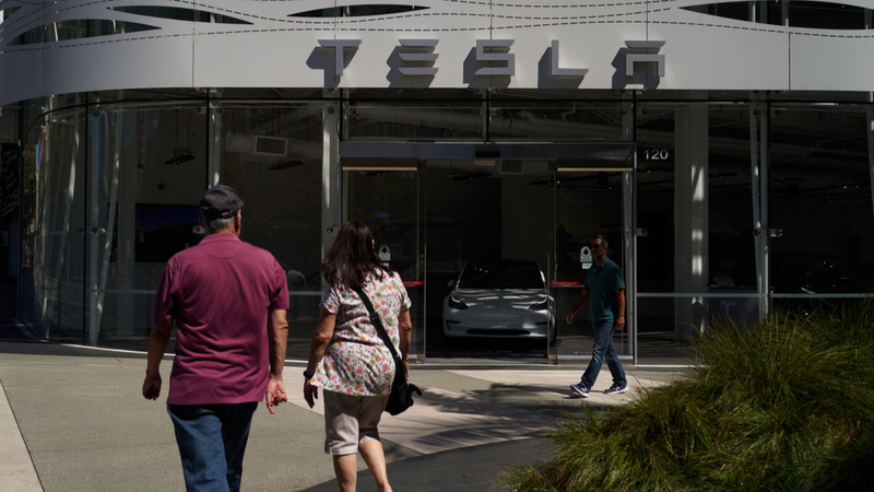 Tesla phải cắt giảm mục tiêu giao xe dù ghi nhận doanh thu kỷ lục (Ảnh: Getty Images)