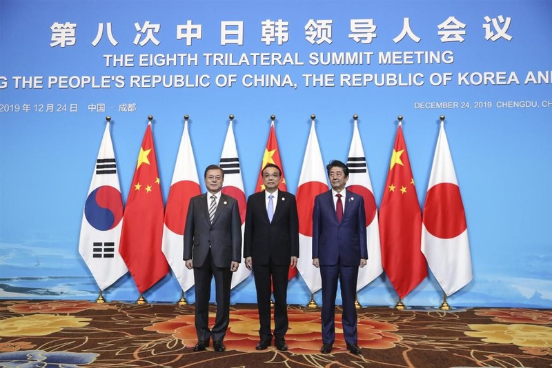 Thủ tướng Trung Quốc Lý Khắc Cường, Thủ tướng Nhật Bản Shinzo Abe và Tổng thống Hàn Quốc Moon Jae-in tại Hội nghị thượng đỉnh tổ chức tại Thành Đô, Trung Quốc ngày 24/12 (Ảnh: China Daily)