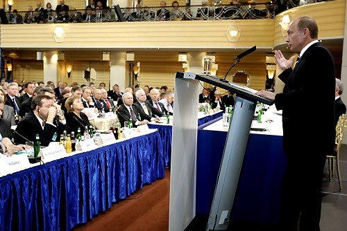 Tổng thống Nga V.Putin phát biểu tại Hội nghị an ninh quốc tế Munich 2007: Trật tự thế giới đơn cực do một siêu cường lãnh đạo không thể tồn tại do không dựa trên cơ sở nền tảng đạo đức-tinh thần của nền văn minh hiện đại (Ảnh: Wikipedia).