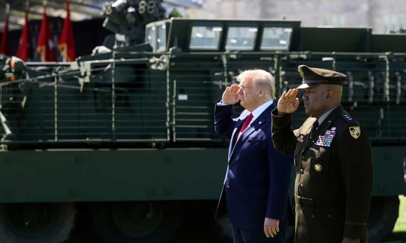 ReutersTổng thống Mỹ Donald Trump và Trung tướng Lục quân Mỹ Darryl Williams tại Lễ tốt nghiệp của các học viên tại Học viện quân sự West Point (Ảnh  Jonathan Ernst/ Reuters). 