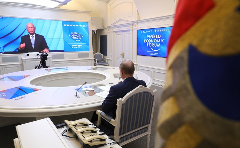Giáo sư Klaus Schwab (phải) và Tổng thống Nga V.Putin (trái) tại Diễn đàn kinh tế thế giới năm 2021(Ảnh: Văn phòng báo chí của Tổng thống Nga V.Putin) 