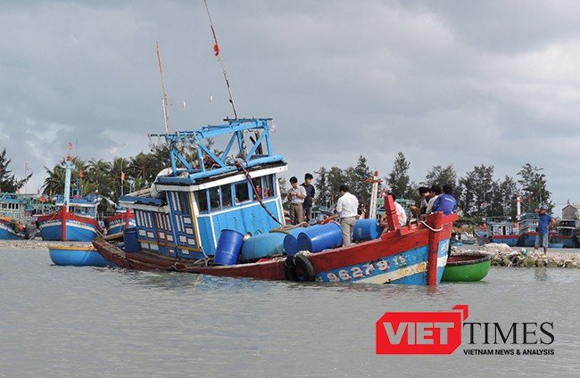 Lai dắt tàu cá bị nạn ở Trường Sa về đảo Lý Sơn